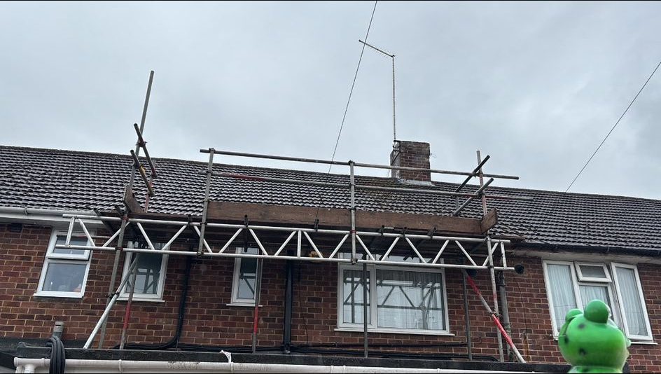 Chimney scaffold lift on a bungalow