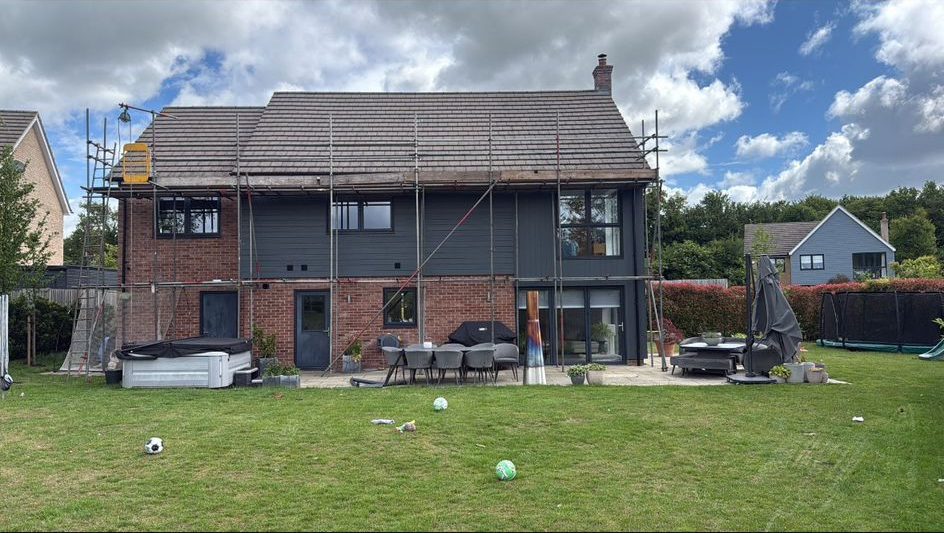 Rear-elevation scaffold on a detached house