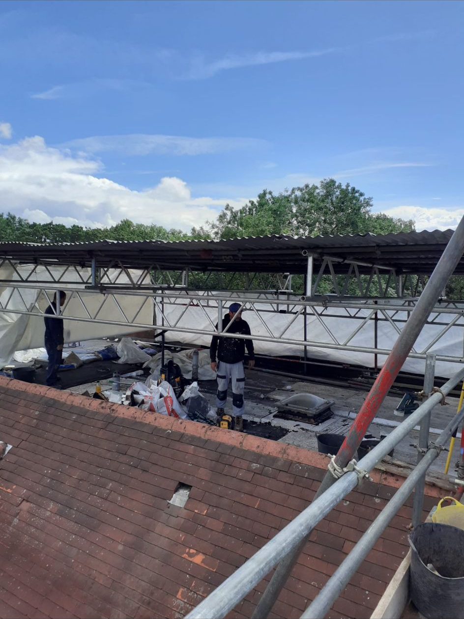 Flat-roof temporary roofing weather protection